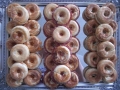 Minidonuts gefüllt mit Frischkäse, Thon und Salami
