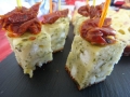 Feta-Kräuterwürfel mit getrockneten Tomaten